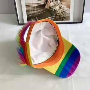 Détail de la casquette arc-en-ciel avec perruque, montrant la doublure et la sangle