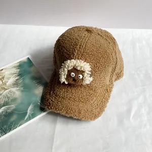 Détail de la casquette en polaire marron avec un joli écusson de mouton en 3D