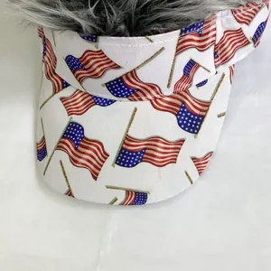 Detalle de visera con estampado de bandera de EE. UU. y pelo sintético largo gris