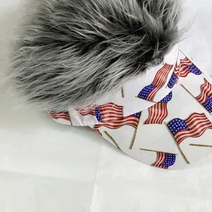 Detalle de visera con estampado de bandera americana y pelo sintético gris denso