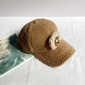 Gros plan détaillé d'une casquette en laine d'agneau marron avec un écusson mouton 3D