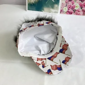 Vista interna que muestra el forro y el detalle de la peluca de la gorra de EE. UU.