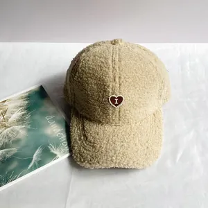 Dettaglio del cappellino sherpa caldo con ricamo a cuore rosso e la lettera I