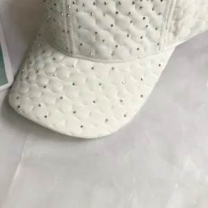 Vue détaillée de la casquette de baseball en velours blanc avec strass scintillants