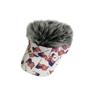 Gorra visera con bandera de EE. UU. y peluca gris de pelo sintético en fondo blanco