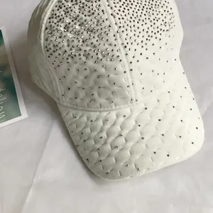 Vue détaillée de la casquette de baseball en velours blanc matelassé avec strass brillants