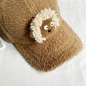 Gros plan sur casquette en sherpa marron avec décoration de mouton de dessin animé 3D