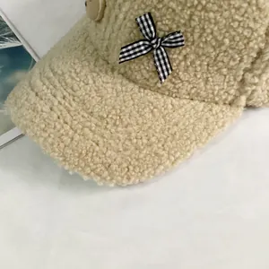 Détail de la casquette sherpa chaude avec un nœud à carreaux noir et blanc et texture