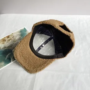 Détail de la texture en polaire marron et de la doublure intérieure de la casquette peluche