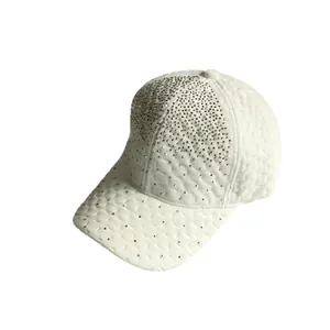 Casquette de baseball en velours blanc avec strass argentés et texture matelassée