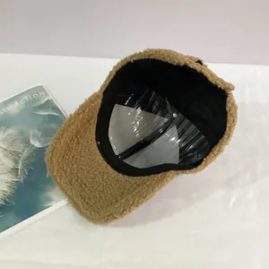 Gros plan d'une casquette en polaire kaki chaude avec texture douce et doublure interne