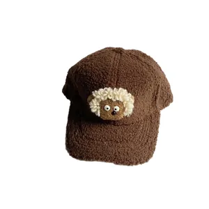 Casquette en polaire marron avec écusson mouton mignon en laine d'agneau chaude pour l'hiver
