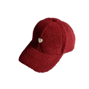 Cappellino da baseball in lana d'agnello bordeaux con ricamo a cuore bianco e lettera I