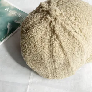 Detailansicht der beigen Polarfleece-Baskenmütze mit warmer Lammwoll-Struktur und Textur