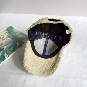 Innenansicht der beigen Fleece-Kappe mit 65 % Baumwolletikett und weichem Innenfutter