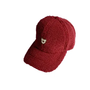 Dunkelrote Winter-Baseballkappe aus Sherpa-Fleece mit M-Buchstaben-Bärenstickerei