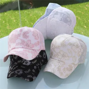 Casquettes de baseball en dentelle florale rose noire bleue et beige contre le soleil