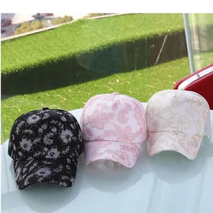 Broderie détaillée de motifs floraux sur des casquettes de baseball noires et roses