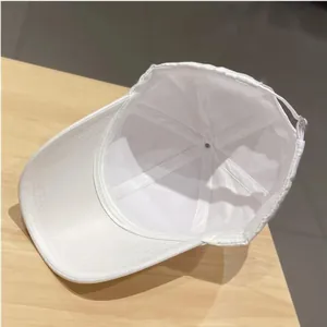 Vista interna dettagliata di un cappello da baseball bianco con fascia e cinturino regolabile