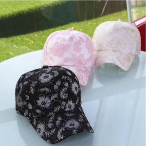Détails de la broderie florale en dentelle sur casquettes de baseball en maille aérée