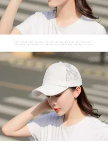 Détails d'une casquette de baseball en dentelle florale blanche avec maille respirante