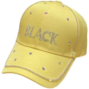 Berretto da baseball giallo con scritta BLACK in strass e piccoli cristalli sparsi