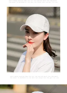 Détail du motif floral en dentelle blanche élégante sur une casquette de baseball
