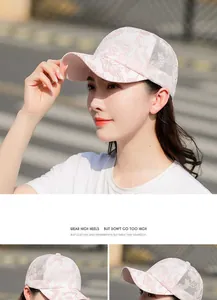 Détail de la broderie en dentelle florale sur la casquette de baseball en maille rose