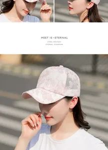 Détail de la dentelle florale rose élégante et du filet respirant de la casquette d'été