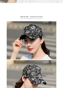 Détail d'une casquette de baseball noire pour femme avec broderie florale blanche