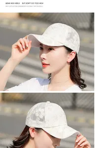 Détails de la broderie florale en dentelle blanche sur casquette de baseball en résille