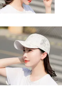 Détail de broderie florale en dentelle blanche sur casquette de baseball en mesh pour femme