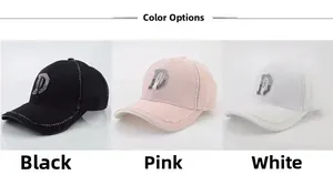 Detailansicht der schwarzen, rosa und weißen Baseballkappen mit funkelnden Strass-D-Logos