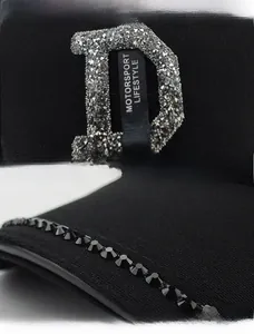 Detail der schwarzen Baseballkappe mit Strassbuchstabe D und Motorsport-Bandbesatz