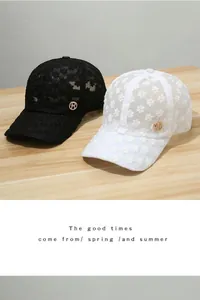 Spitzen-Baseballkappen in Schwarz und Weiß mit Blumenmuster und Logo auf Holz