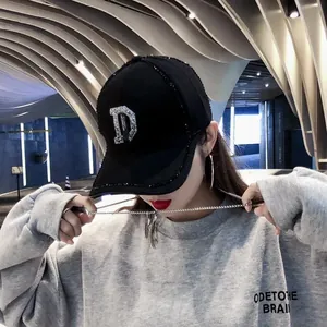 Modische schwarze Baseballkappe mit Strass-Buchstabe D Design für Damen im Streetstyle