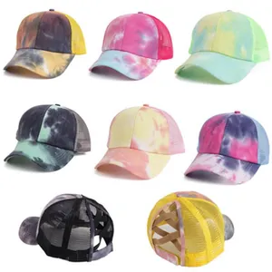 Bunte Batik-Trucker-Caps mit überkreuztem Pferdeschwanz-Design für Damen im Set