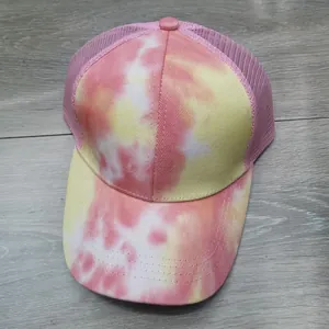 Detailansicht des Batikmusters und des atmungsaktiven Mesh-Rückens der rosa Trucker-Cap