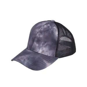 Dettaglio del cappellino trucker tie-dye grigio e viola con rete nera traspirante