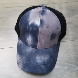 Detailansicht des atmungsaktiven Mesh-Rückens und Tie-Dye-Stoffs auf einer Trucker-Cap