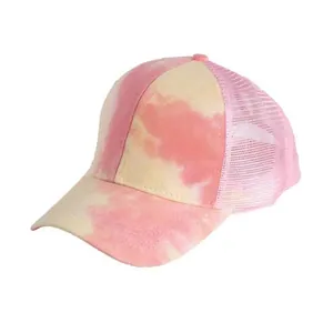 Dettaglio del cappello trucker tie-dye rosa e arancio con rete traspirante e visiera