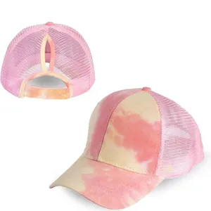 Dettaglio del cappello tie-dye con rete traspirante e apertura per la coda di cavallo