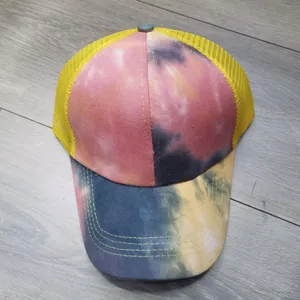 Draufsicht auf Tie-Dye Baseballkappe mit buntem Canvas und gelben Netz-Details