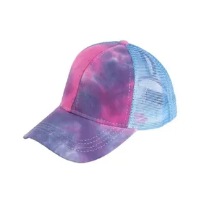 Dettaglio della rete traspirante azzurra e del tessuto tie-dye sul retro del berretto