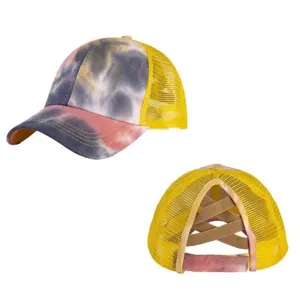 Detail der Batik-Basecap mit gelbem Netzrücken und gekreuzter Ponytail-Öffnung