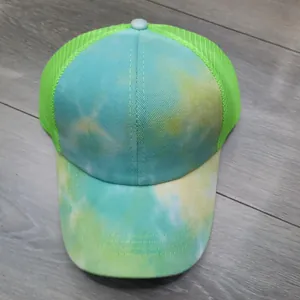 Detail der bunten Tie-Dye Trucker-Cap mit atmungsaktivem neongrünem Mesh und Ziernähten