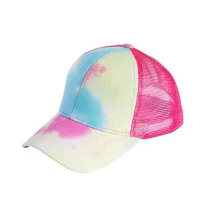 Dettaglio del cappello trucker tie-dye colorato con rete rosa traspirante e foro a coda