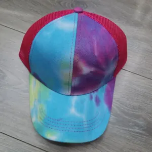 Detail der farbenfrohen Tie-Dye Trucker Cap mit atmungsaktivem rotem Netz und Nähten