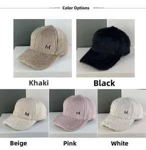 Vue détaillée de cinq couleurs de casquettes de baseball en peluche M-logo pour l'hiver