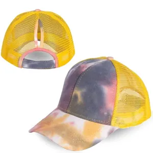 Cappellino trucker tie-dye con apertura per coda di cavallo e retro in rete traspirante